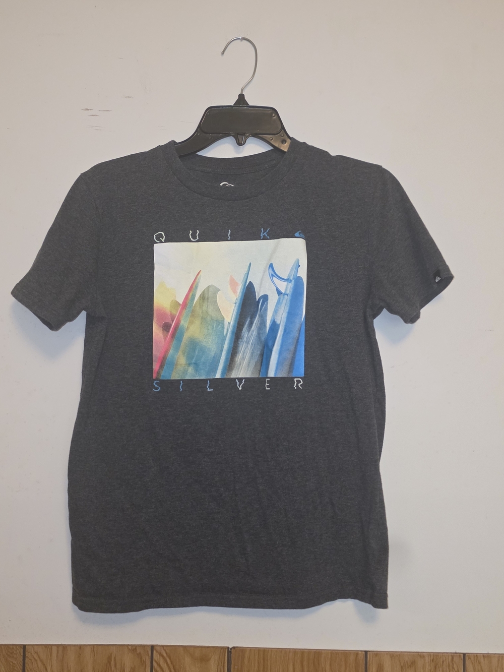 Quiksilver Men's Dark Gray Short Sleeve Tee with Multicolor Surf Graphic